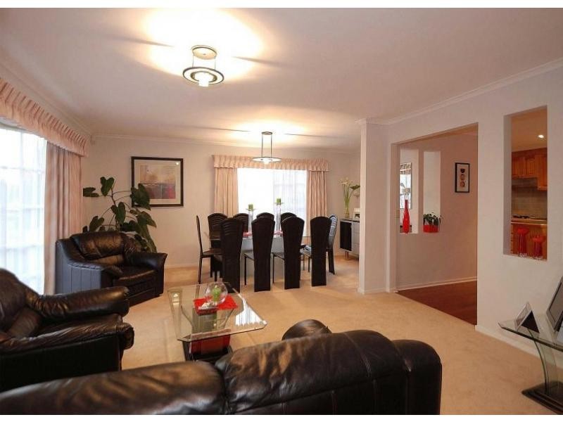 32 George Bass Avenue, Endeavour Hills VIC 3802