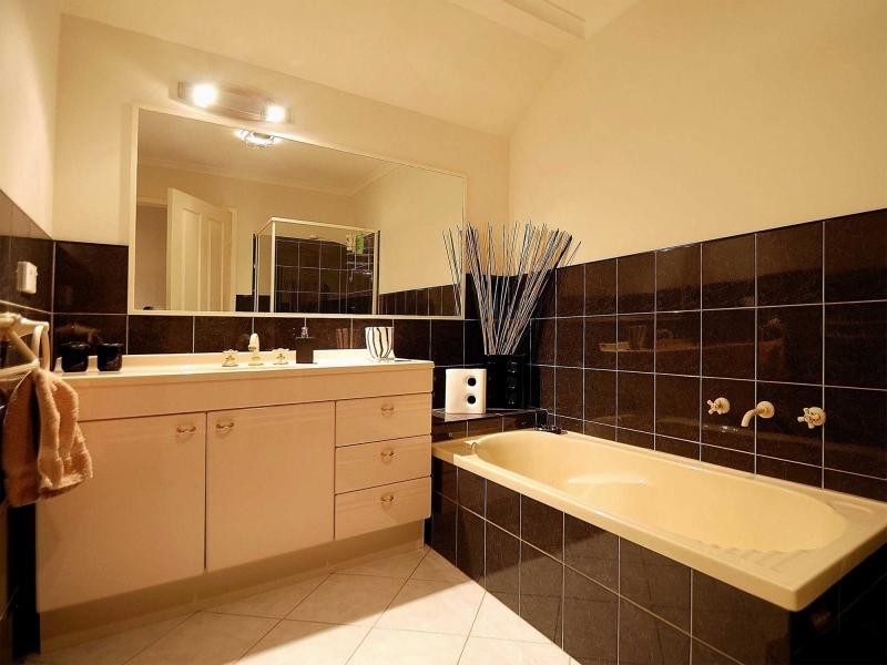 32 George Bass Avenue, Endeavour Hills VIC 3802