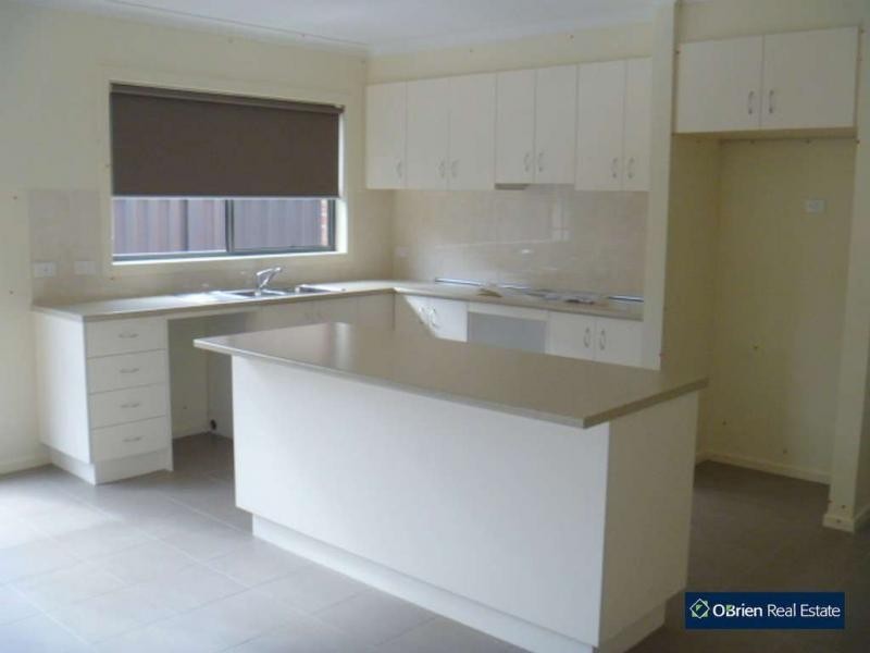 30 Mullein Bend, Cranbourne North VIC 3977