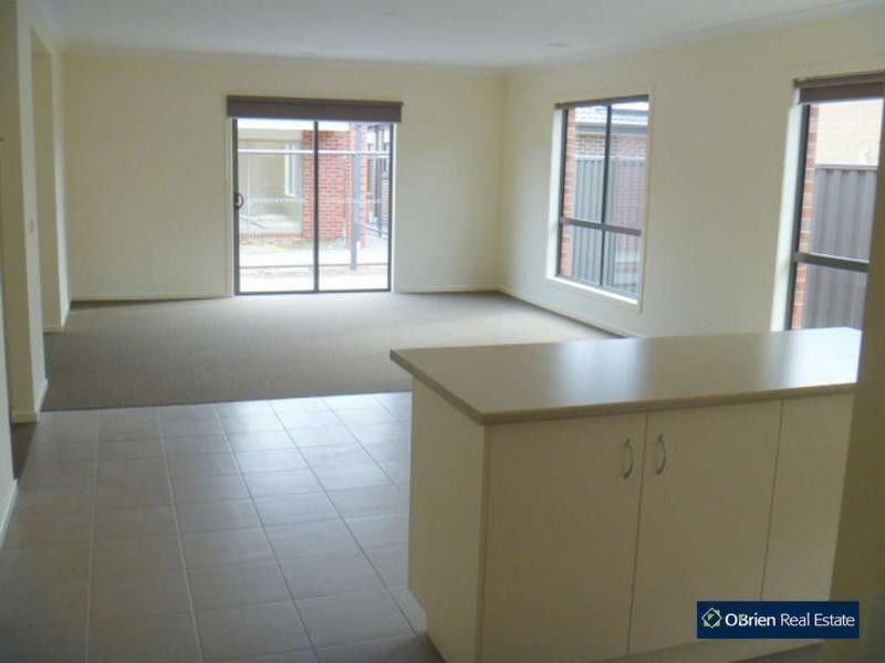 30 Mullein Bend, Cranbourne North VIC 3977