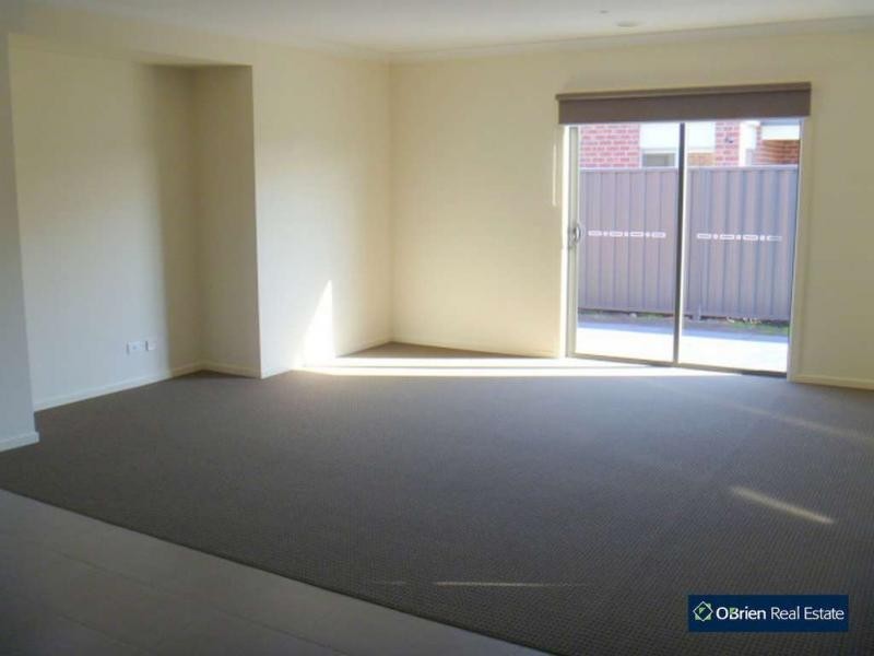 30 Mullein Bend, Cranbourne North VIC 3977