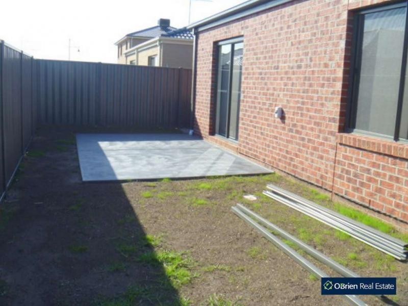 30 Mullein Bend, Cranbourne North VIC 3977