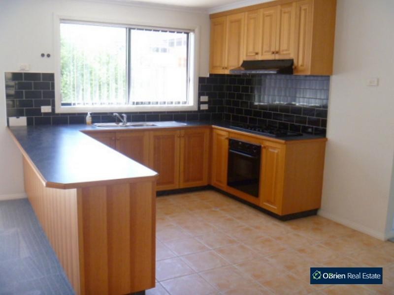 15 Lisburn Way, Berwick VIC 3806