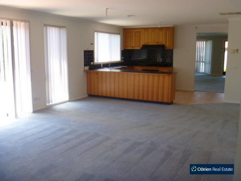 15 Lisburn Way, Berwick VIC 3806