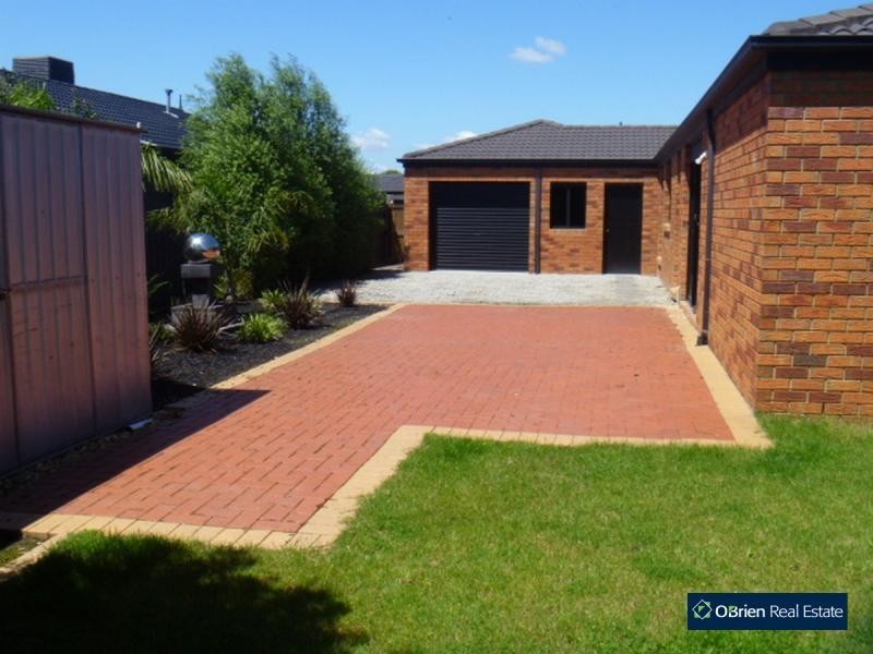 15 Lisburn Way, Berwick VIC 3806