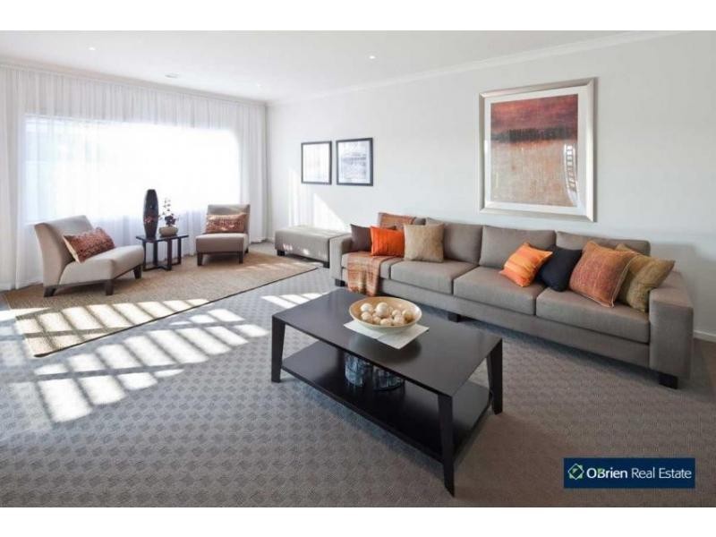 17 Loxton Way, Pakenham VIC 3810
