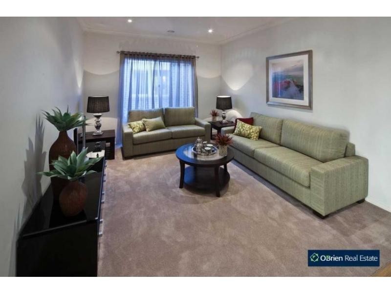 19 Loxton Way, Pakenham VIC 3810