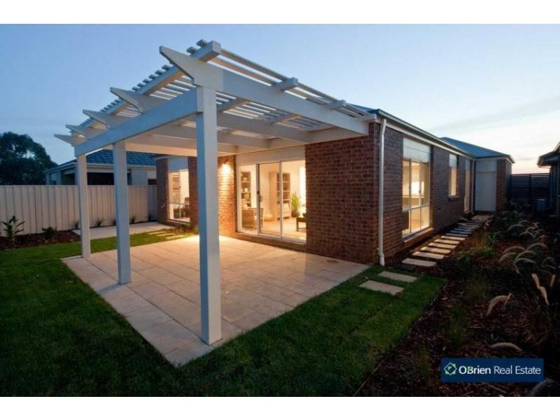 19 Loxton Way, Pakenham VIC 3810