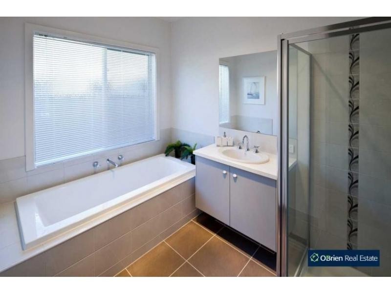 19 Loxton Way, Pakenham VIC 3810