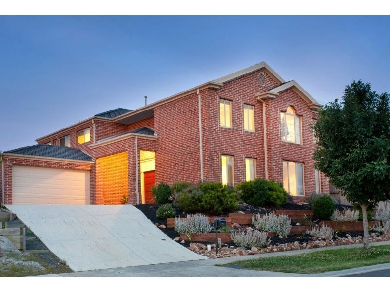 4 Highvale Crescent, Berwick VIC 3806