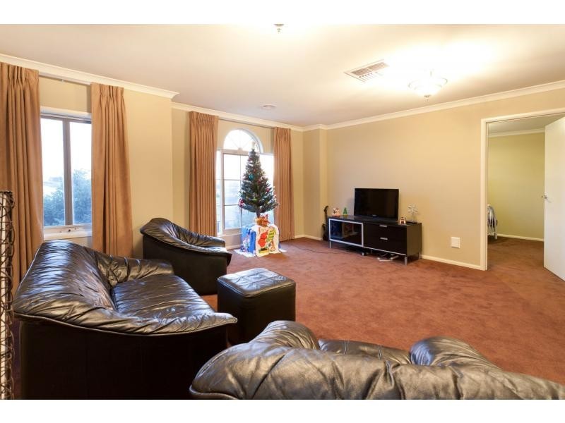 4 Highvale Crescent, Berwick VIC 3806