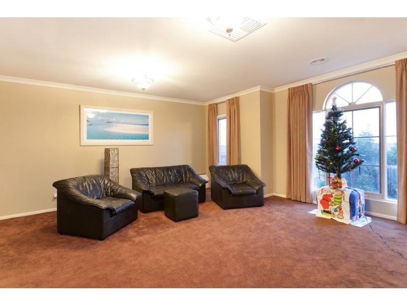 4 Highvale Crescent, Berwick VIC 3806