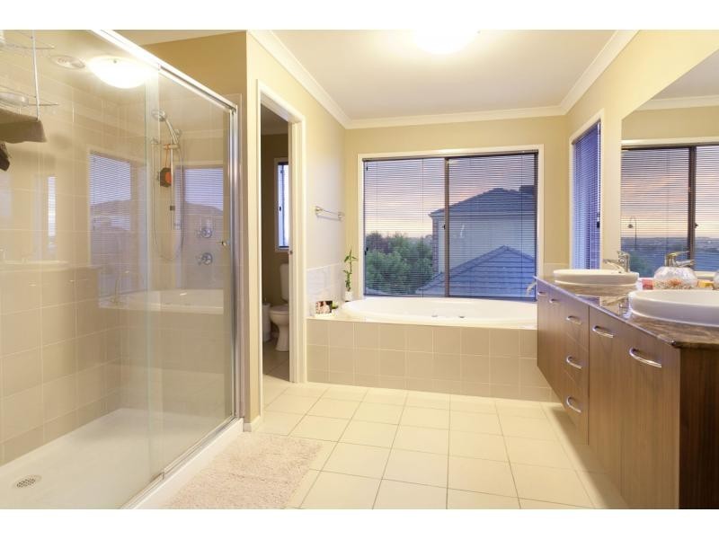 4 Highvale Crescent, Berwick VIC 3806