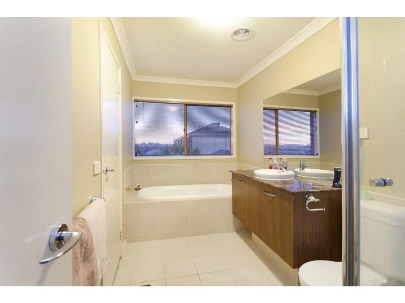 4 Highvale Crescent, Berwick VIC 3806