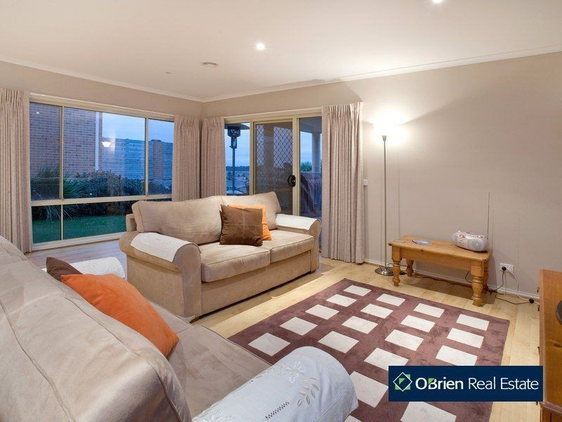 27 Glenview Rise, Berwick VIC 3806