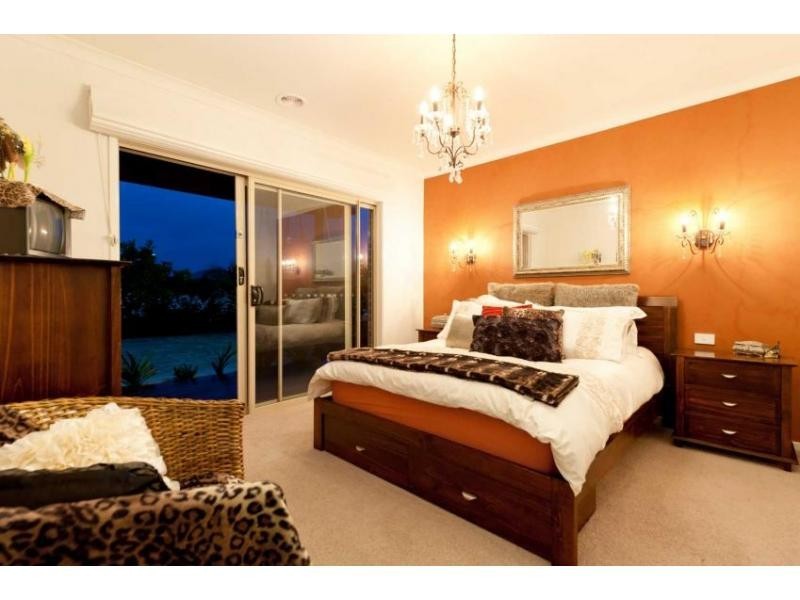 8 Page Close, Pakenham VIC 3810