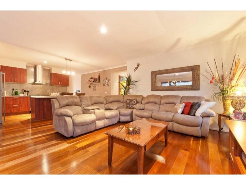 8 Page Close, Pakenham VIC 3810