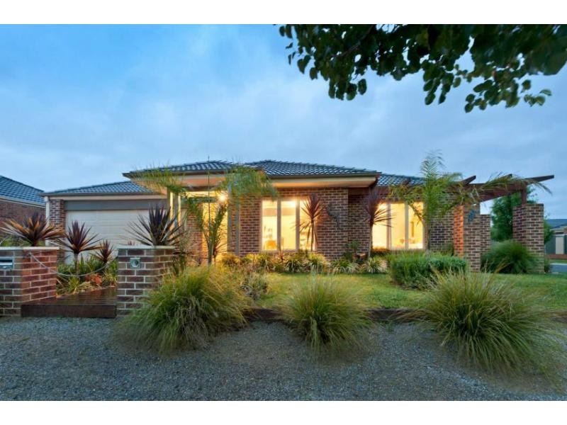 8 Page Close, Pakenham VIC 3810