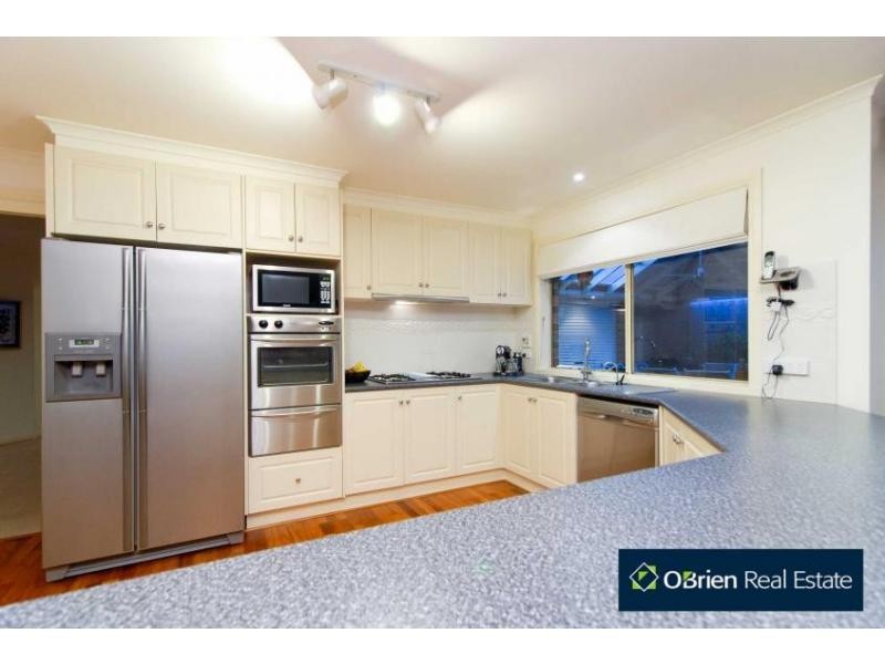 8 Broadland Way, Narre Warren South VIC 3805