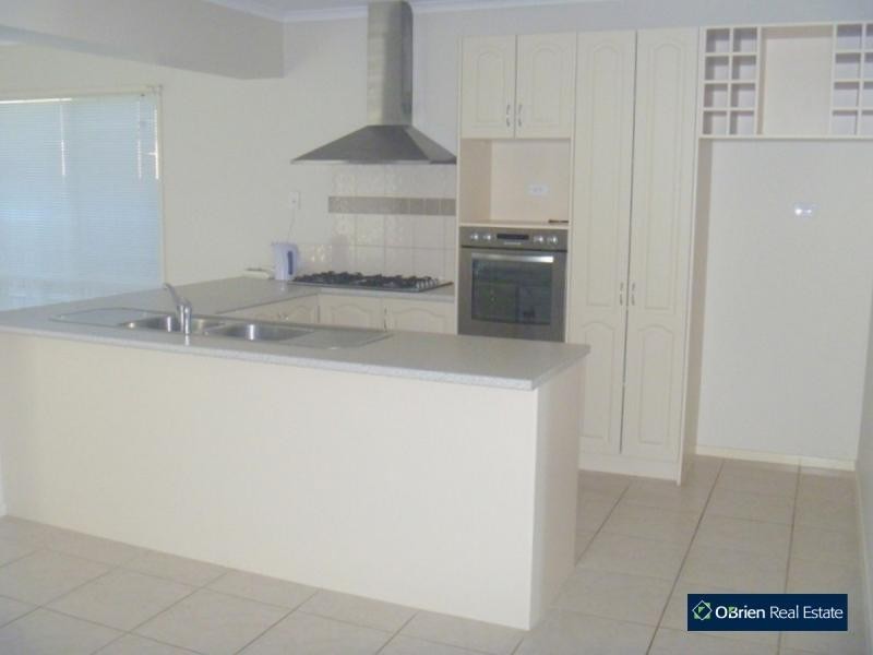 4 Jeune Grove, Berwick VIC 3806