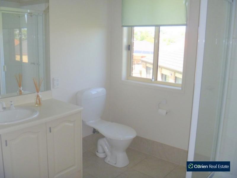 4 Jeune Grove, Berwick VIC 3806