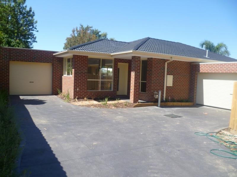 2/38 Manuka Road, Berwick VIC 3806