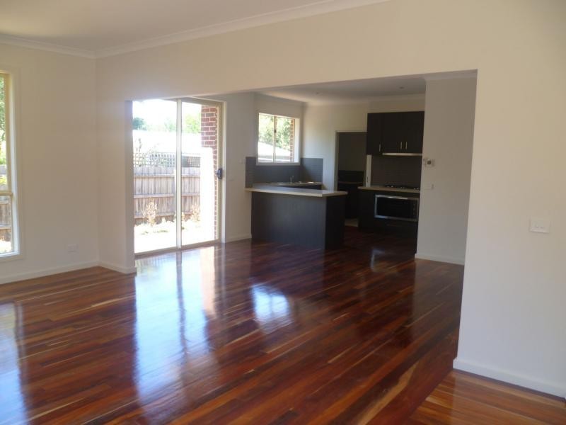 2/38 Manuka Road, Berwick VIC 3806