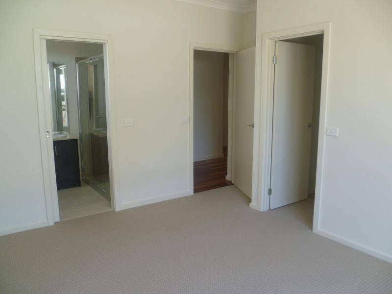 2/38 Manuka Road, Berwick VIC 3806