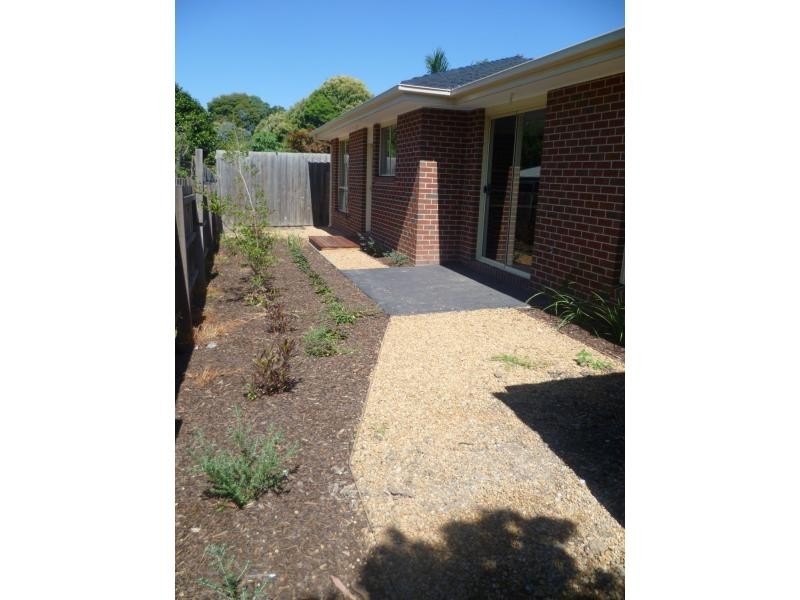 2/38 Manuka Road, Berwick VIC 3806