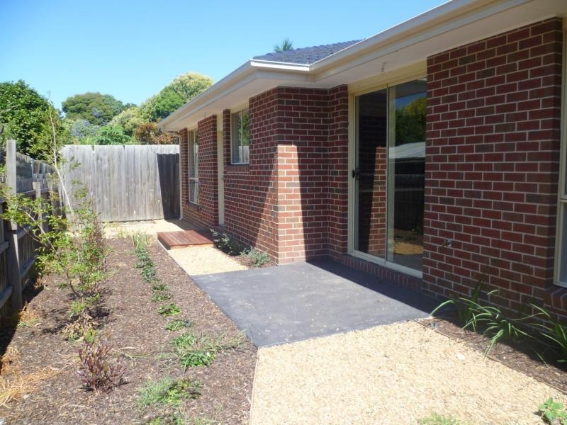 2/38 Manuka Road, Berwick VIC 3806