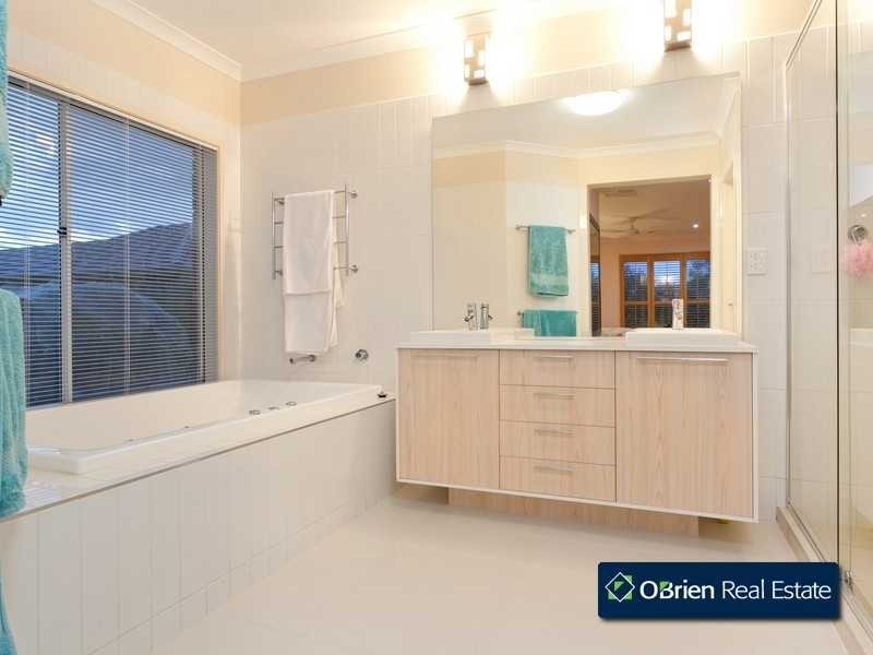 13 Kimberley Downs Court, Narre Warren South VIC 3805