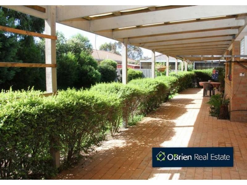 13 Denham Crescent, Cranbourne North VIC 3977
