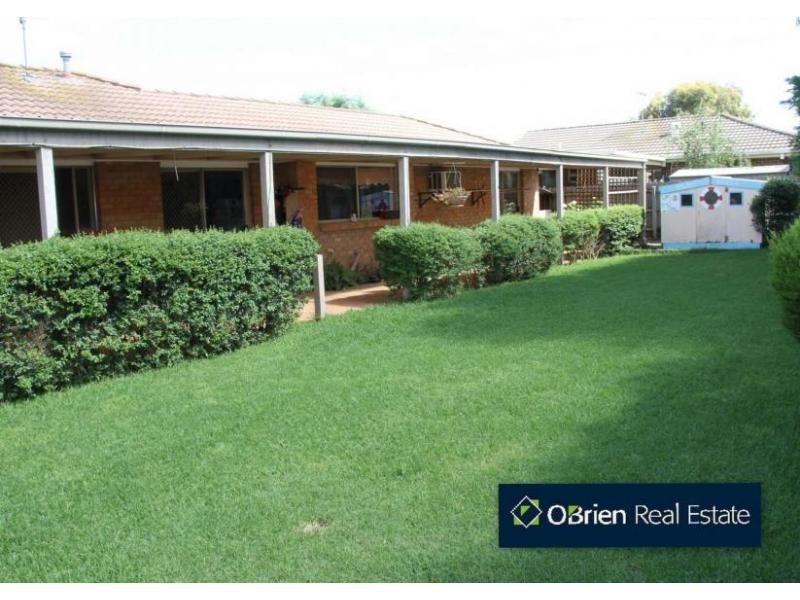 13 Denham Crescent, Cranbourne North VIC 3977
