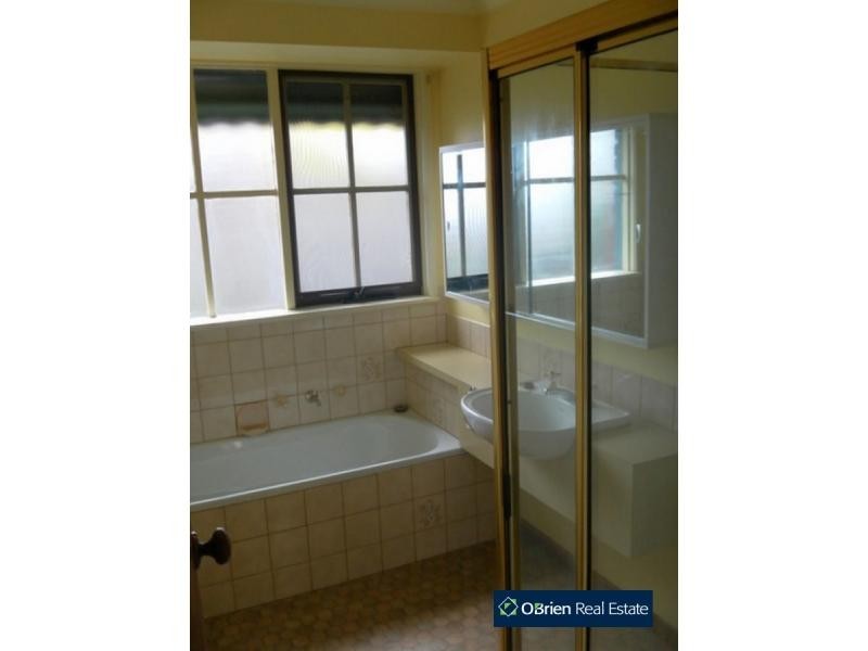 27 Reserve Street, Berwick VIC 3806