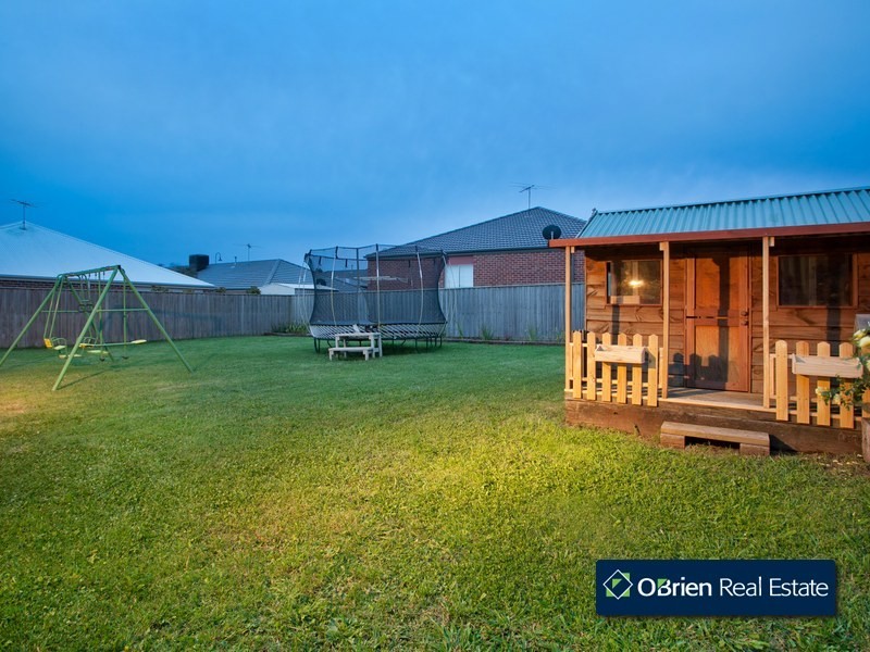 16 Sunhill Way, Berwick VIC 3806