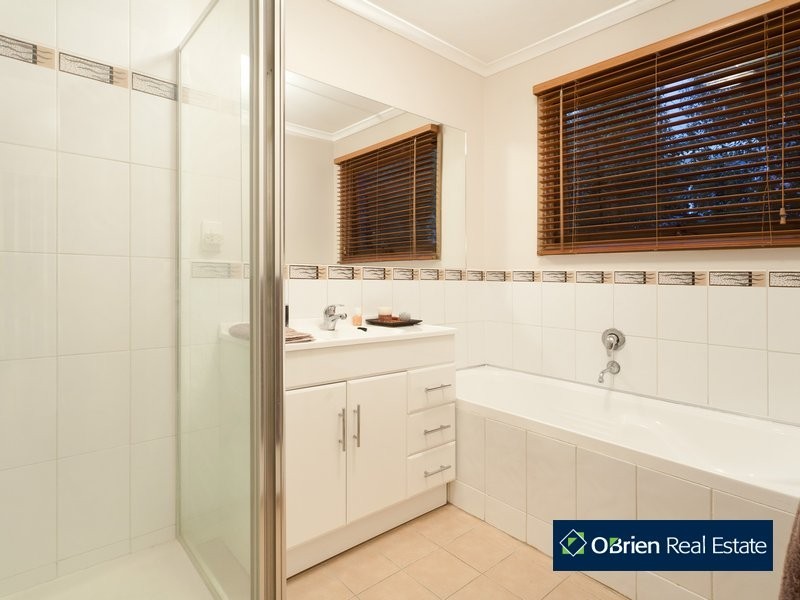 69 Edrington Park Drive, Berwick VIC 3806