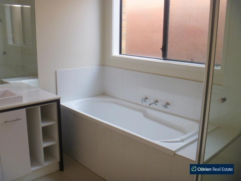 14 Central Avenue, Pakenham VIC 3810