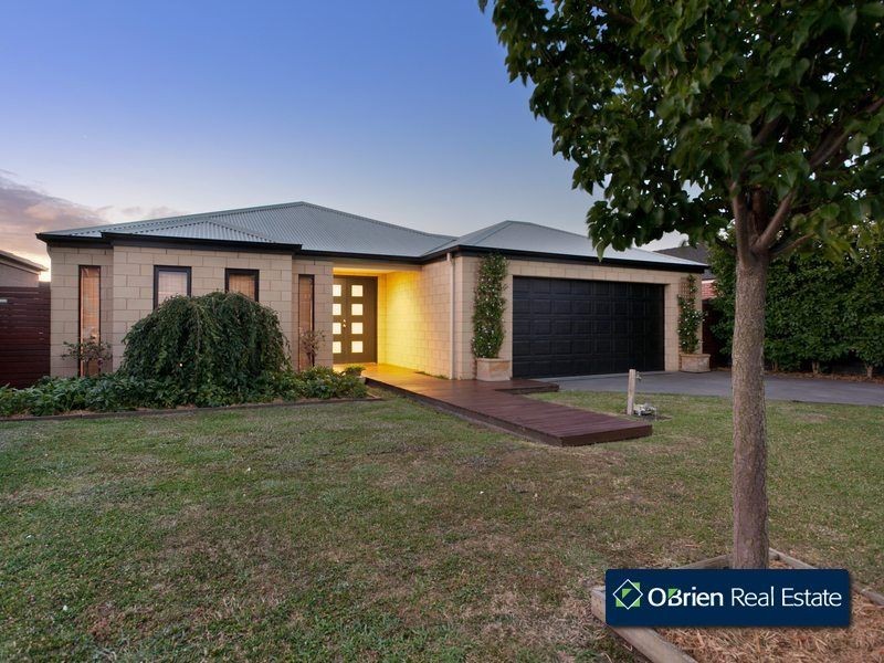 40 Rodlarni Crescent, Berwick VIC 3806