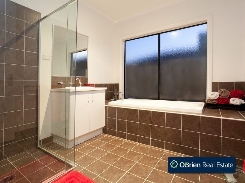 40 Rodlarni Crescent, Berwick VIC 3806