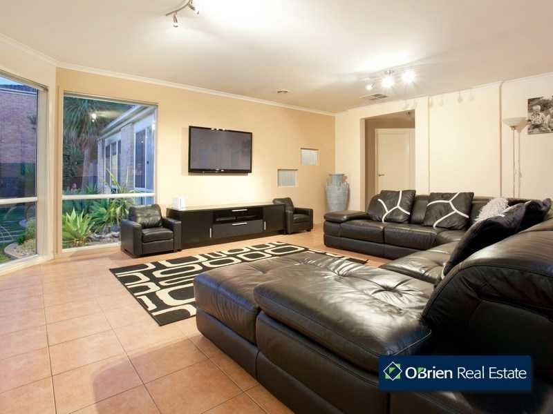 24 Clocktower Court, Berwick VIC 3806