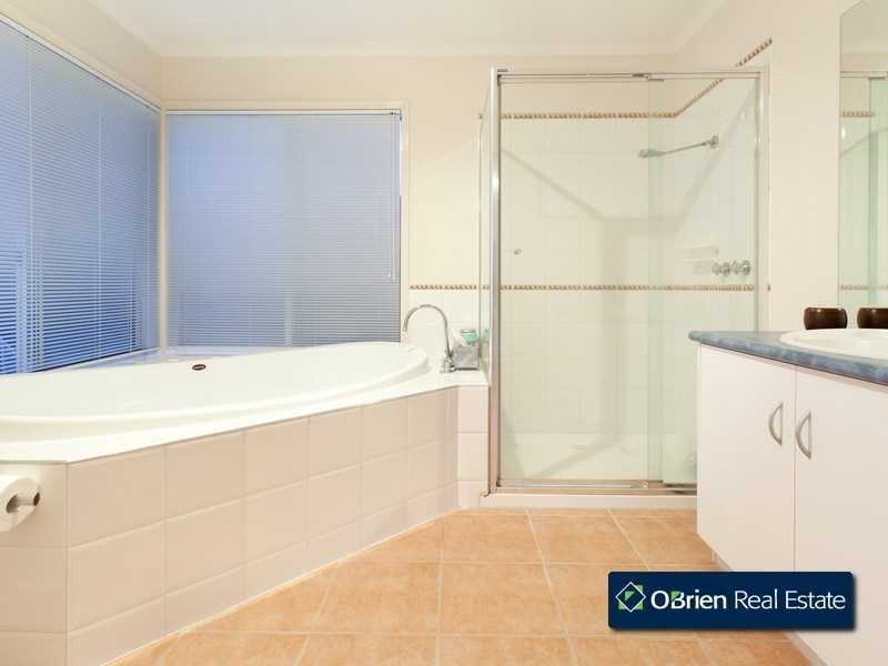 24 Clocktower Court, Berwick VIC 3806