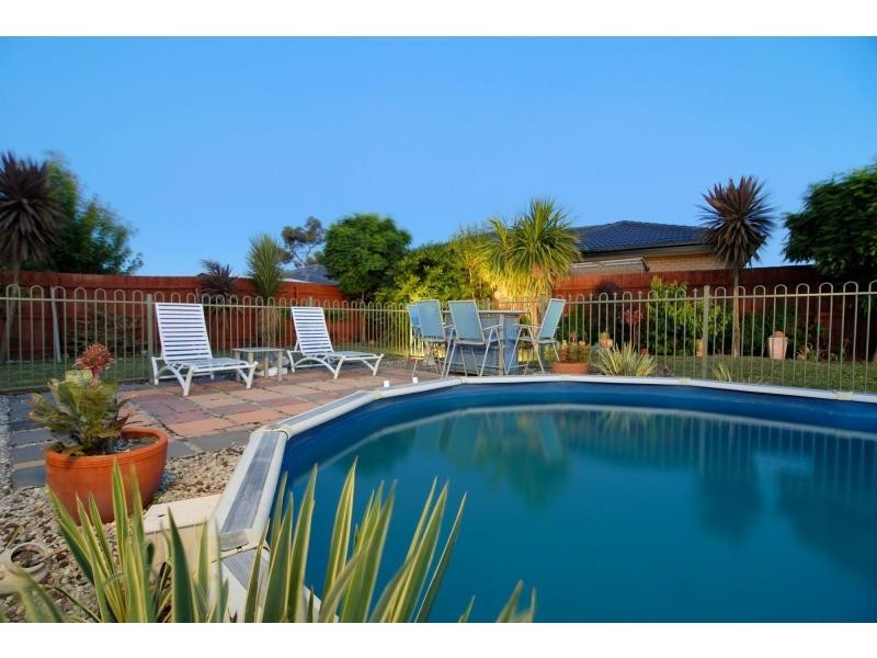 60 Cherryhills Drive, Cranbourne VIC 3977