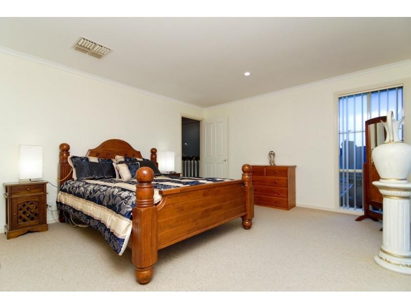 60 Cherryhills Drive, Cranbourne VIC 3977