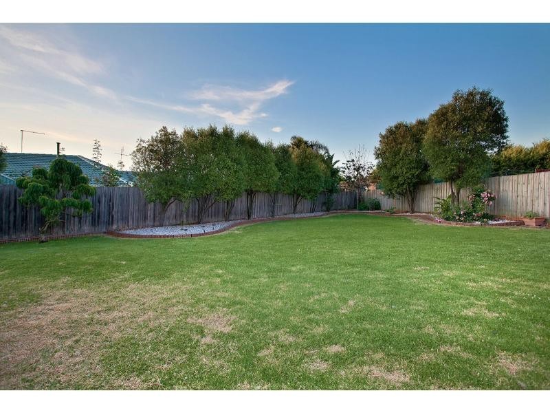 2 Lena Court, Berwick VIC 3806