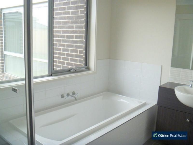 9 Kayanite Way, Officer VIC 3809