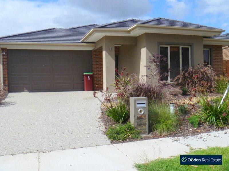 17 Whitegum Way, Cranbourne North VIC 3977