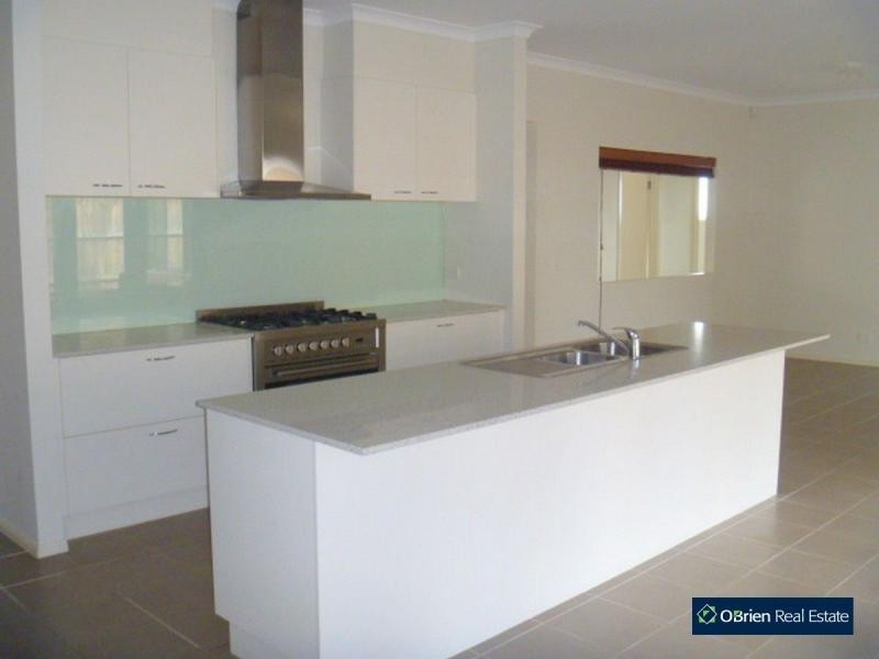 17 Whitegum Way, Cranbourne North VIC 3977