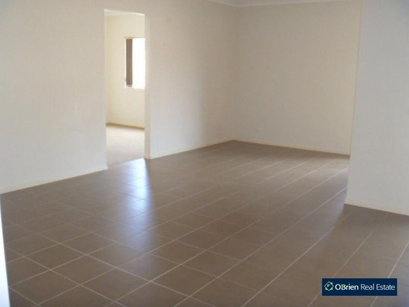 17 Whitegum Way, Cranbourne North VIC 3977