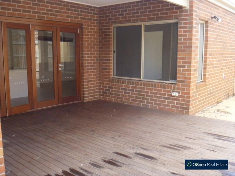 17 Whitegum Way, Cranbourne North VIC 3977