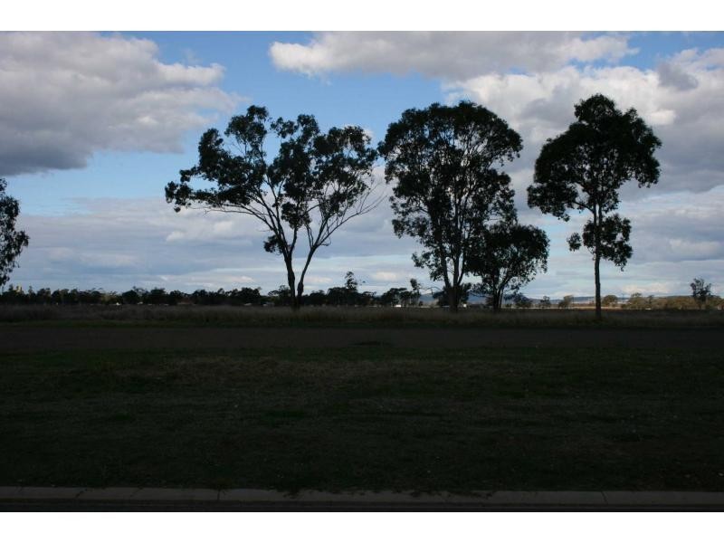 18 Ross Street, Oakey QLD 4401